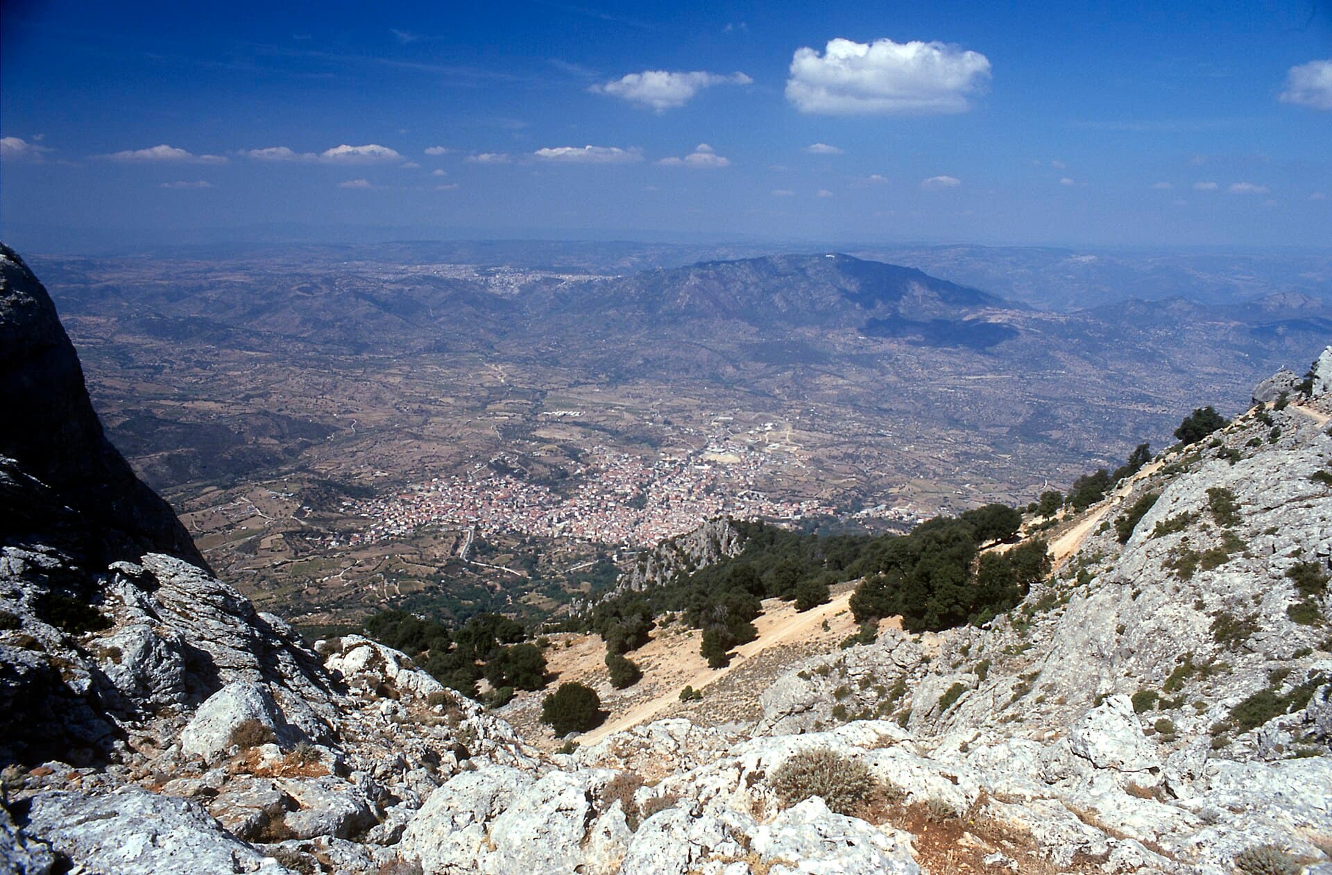 Oliena ai piedi del massiccio del Supramonte, terra di Cannonau