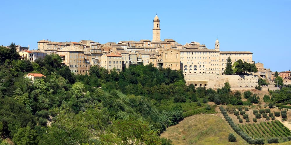 Il borgo di Petritoli tra le colline fermane