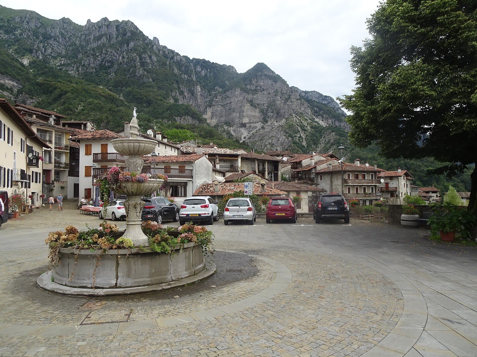 Poffabro, borgo di pietra e legno della Val Colvera