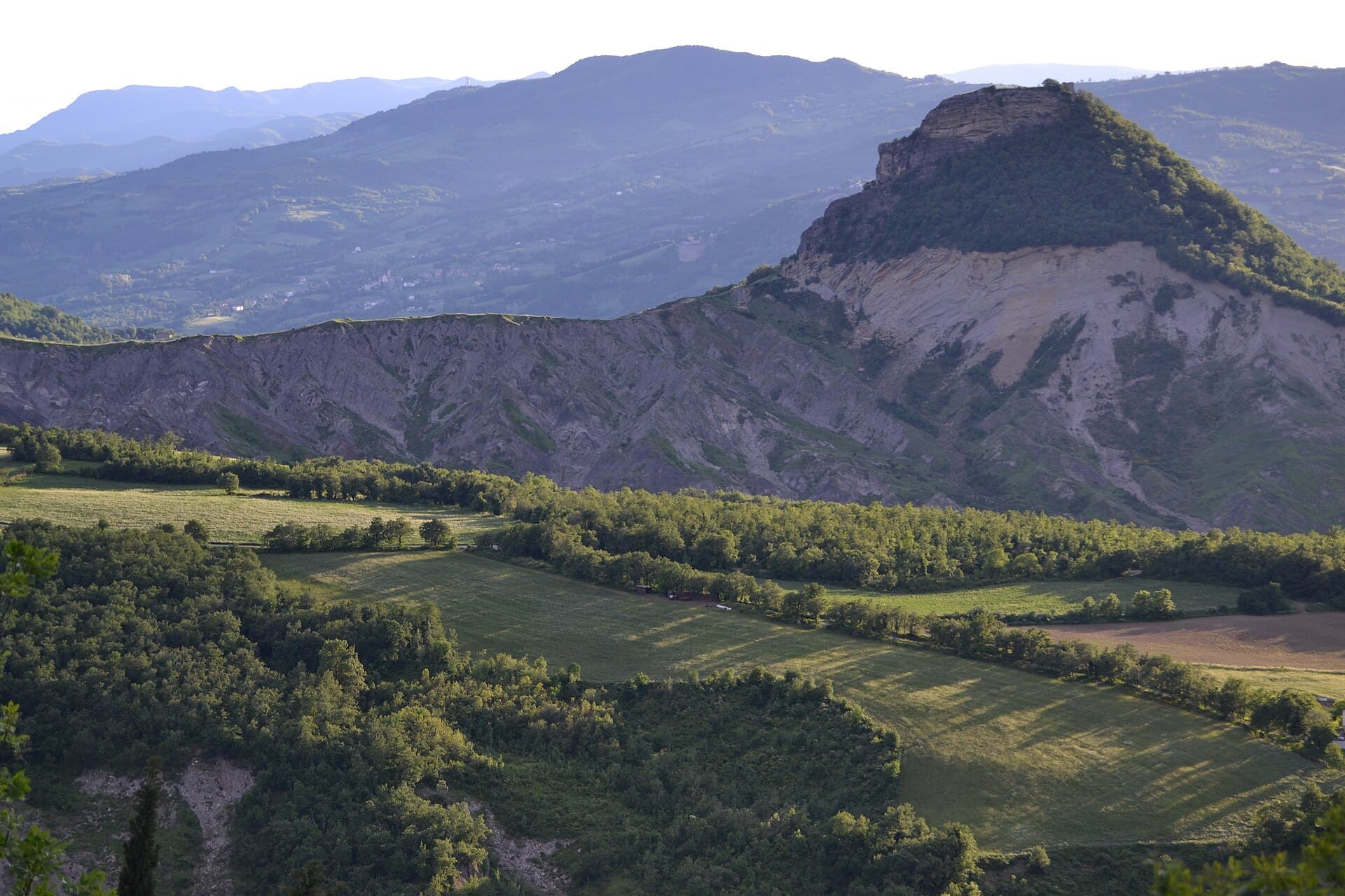 San Leo arroccata sulla rupe, con la fortezza, nel Montefeltro