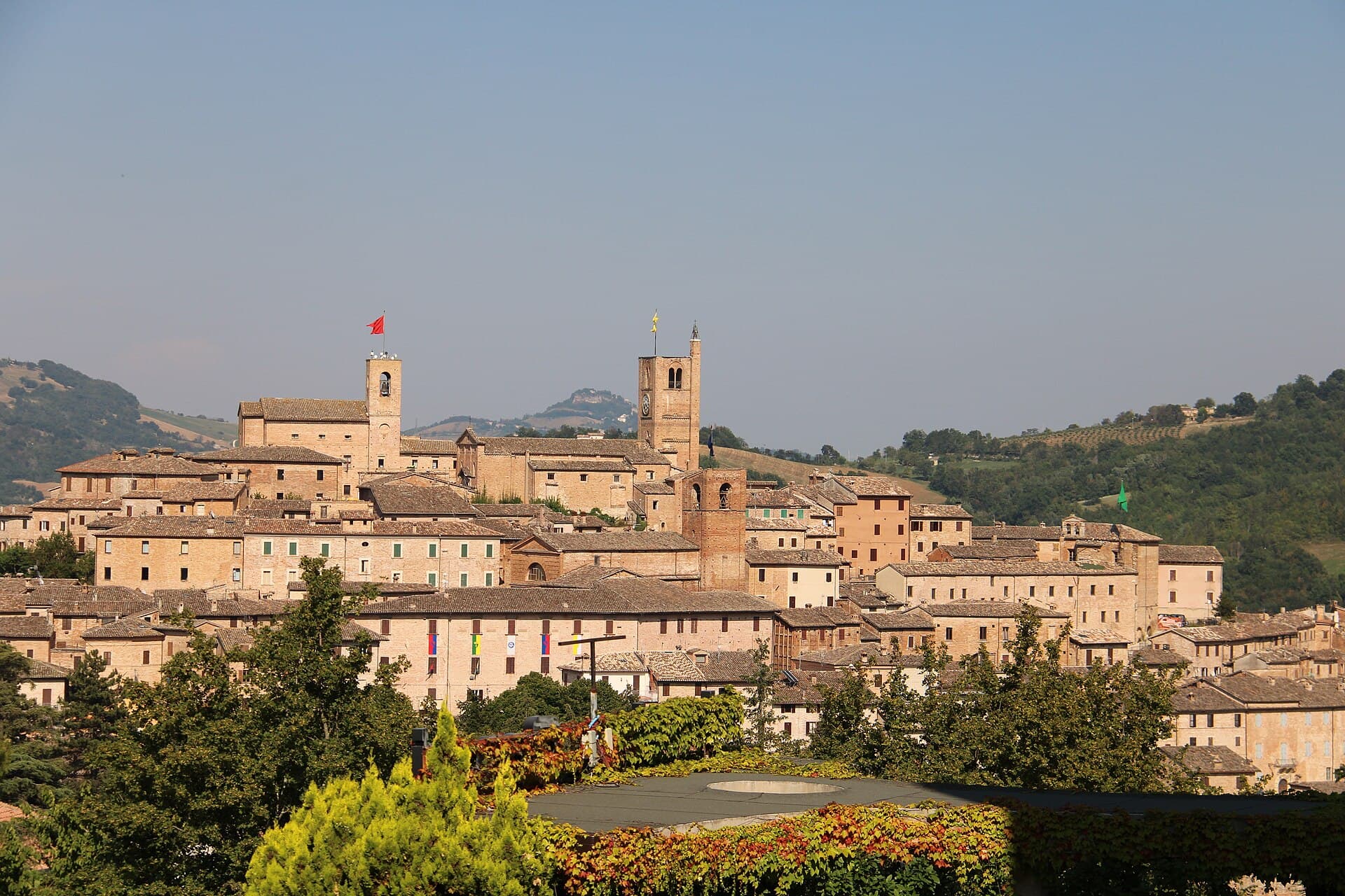 Il centro storico a spirale in mattoni rosa di Sarnano, ai piedi dei Sibillini