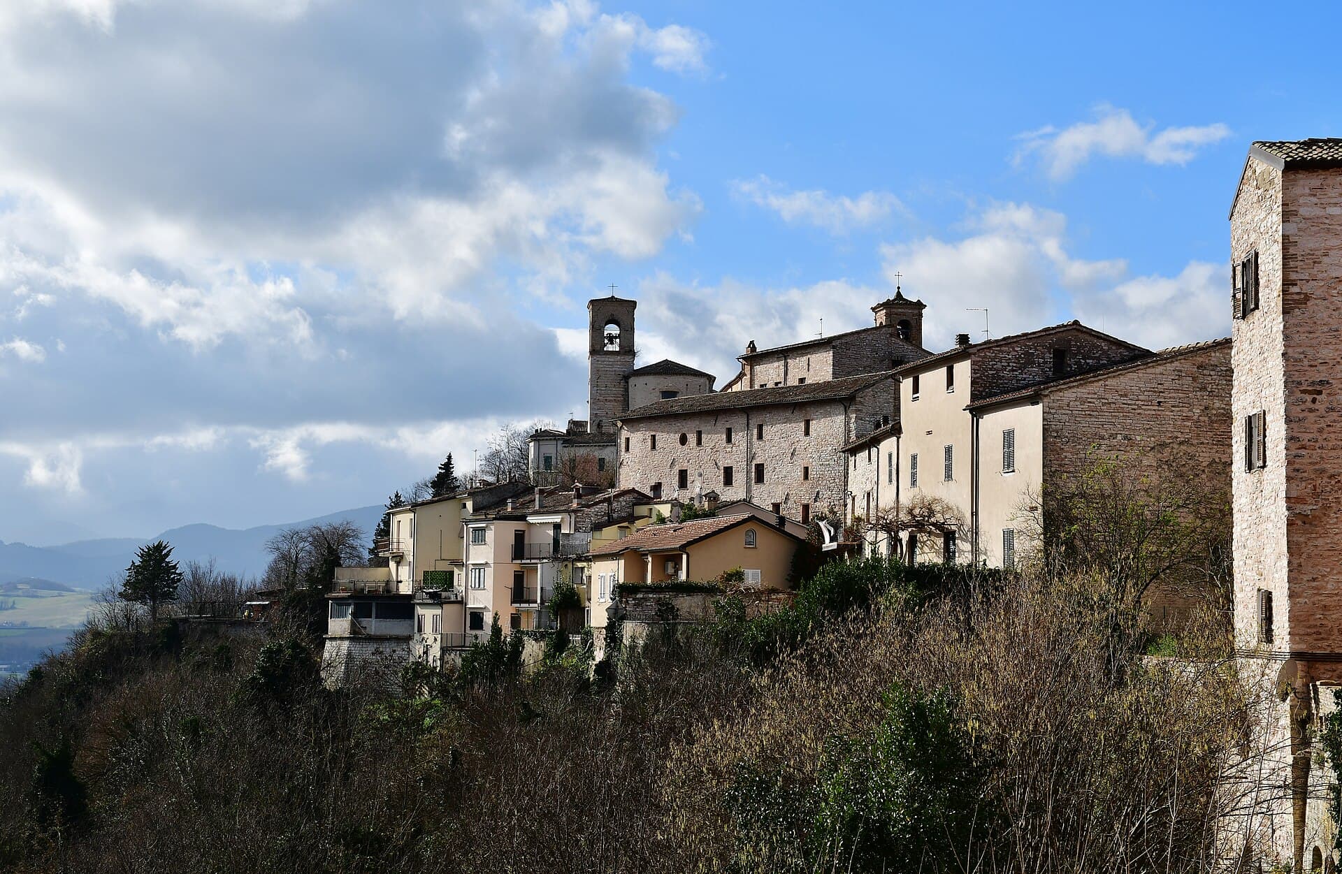 Il quartiere Castello di Sassoferrato arroccato sul colle, nell'anconetano