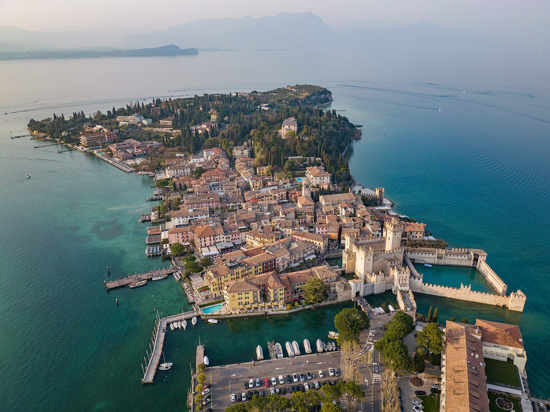 La penisola di Sirmione con la Rocca Scaligera sul Lago di Garda