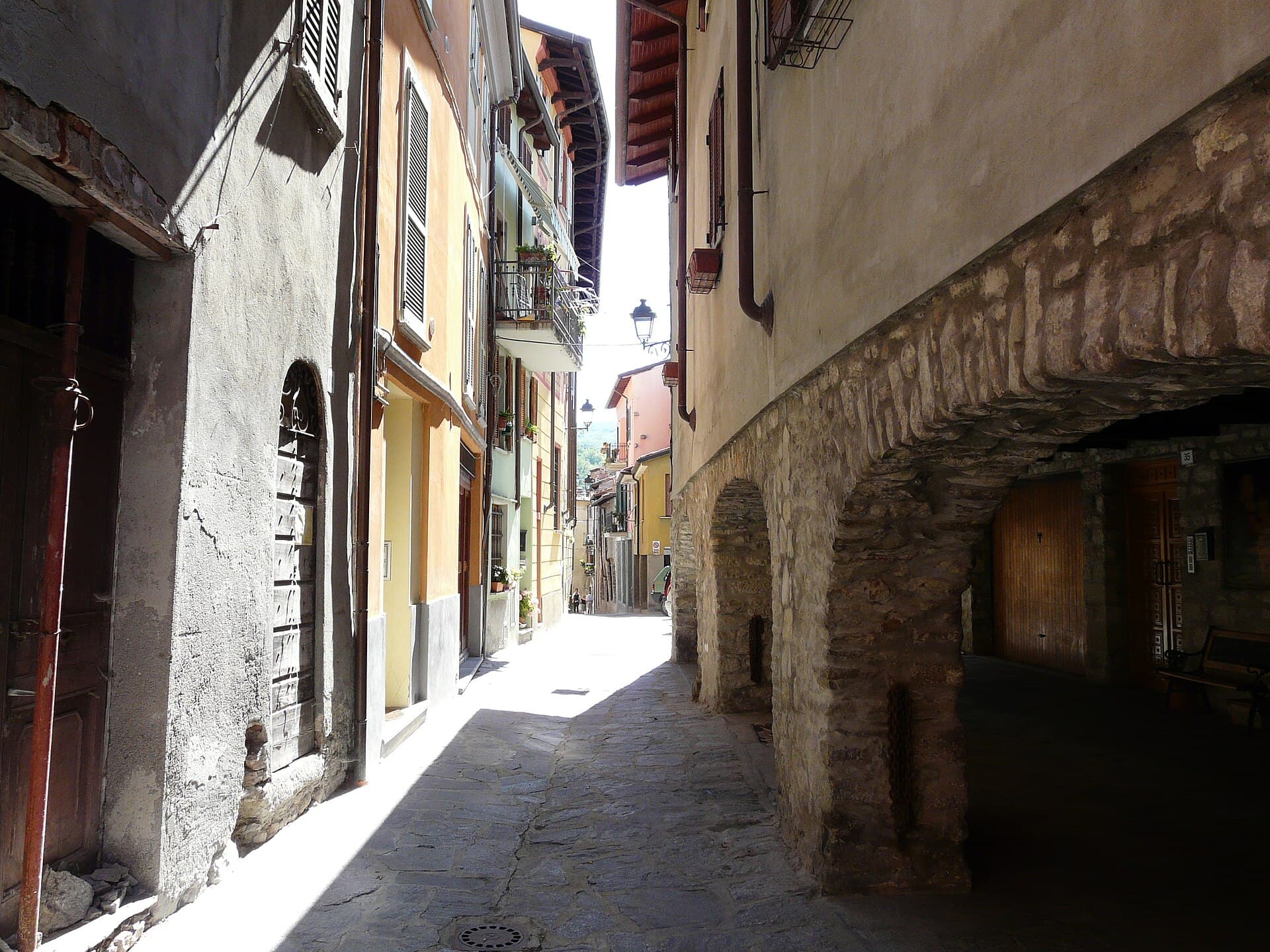 Una via porticata del centro storico medievale di Varzi