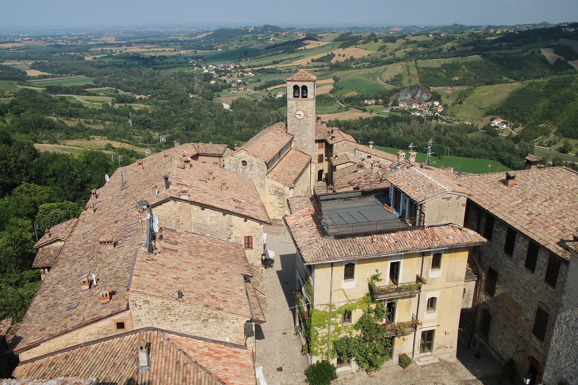Veduta di Vigoleno dal mastio, borgo-castello murato del Piacentino