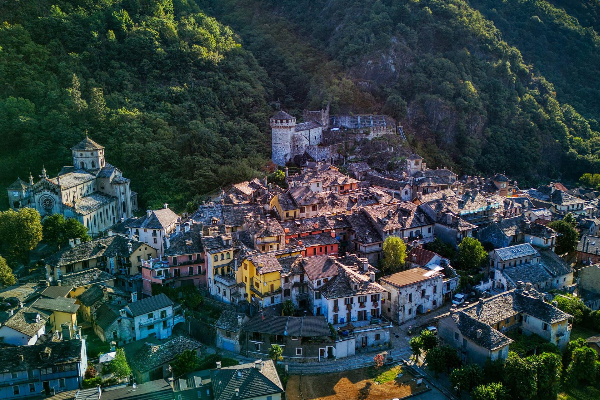 Vogogna nella bassa Ossola, con il castello visconteo