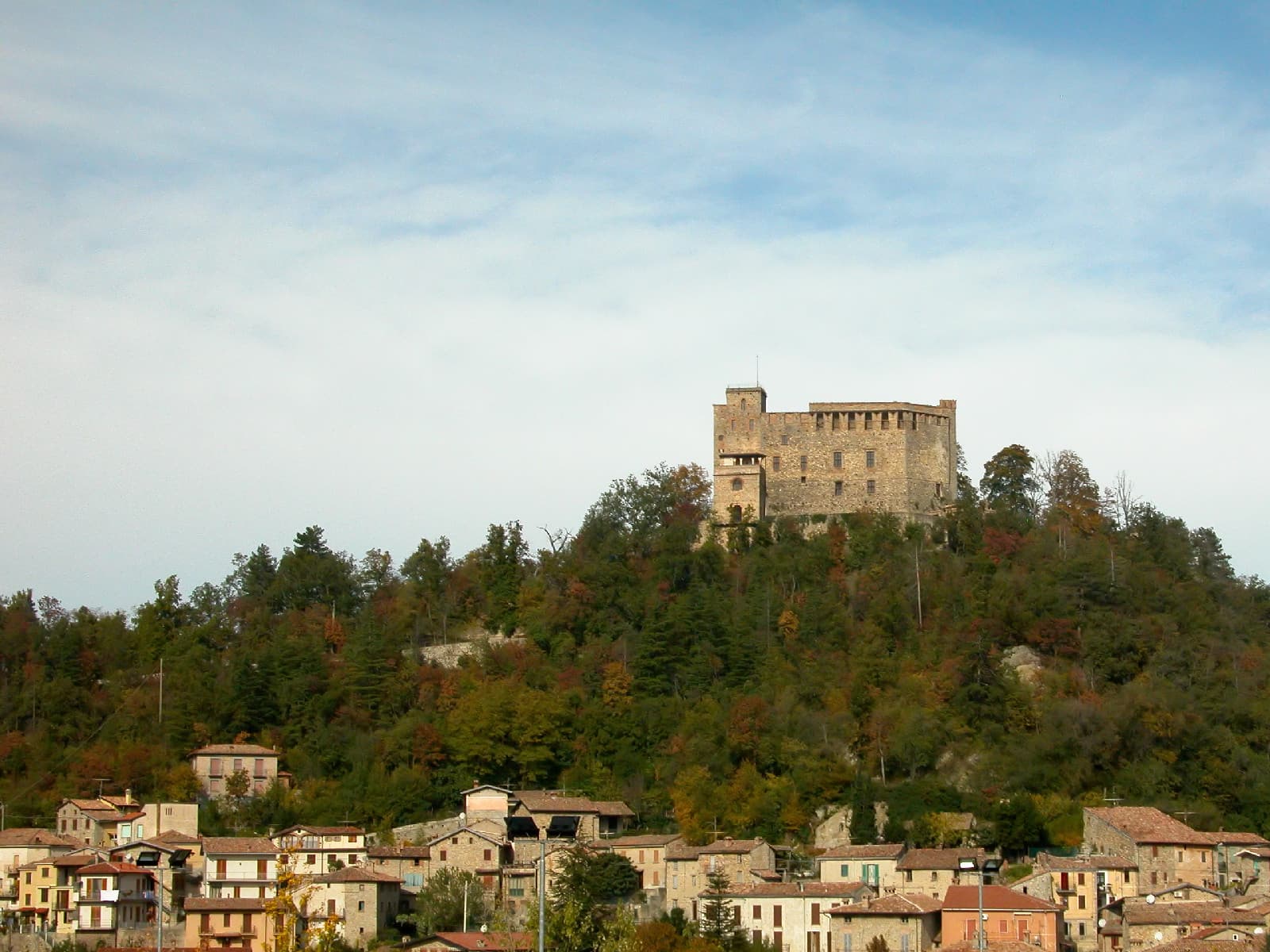 Il Castello Dal Verme domina Zavattarello, nell'Oltrepò Pavese