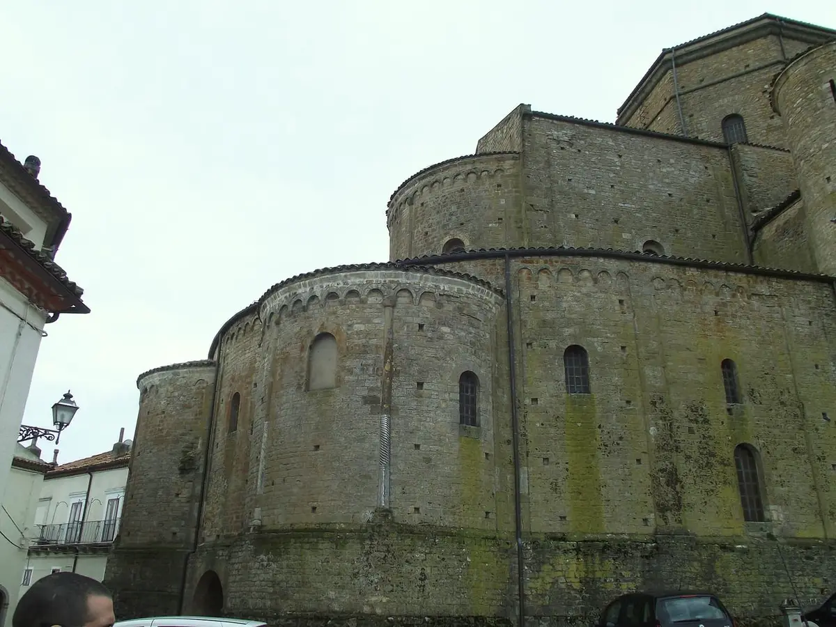 La cattedrale di Acerenza che domina il borgo collinare lucano