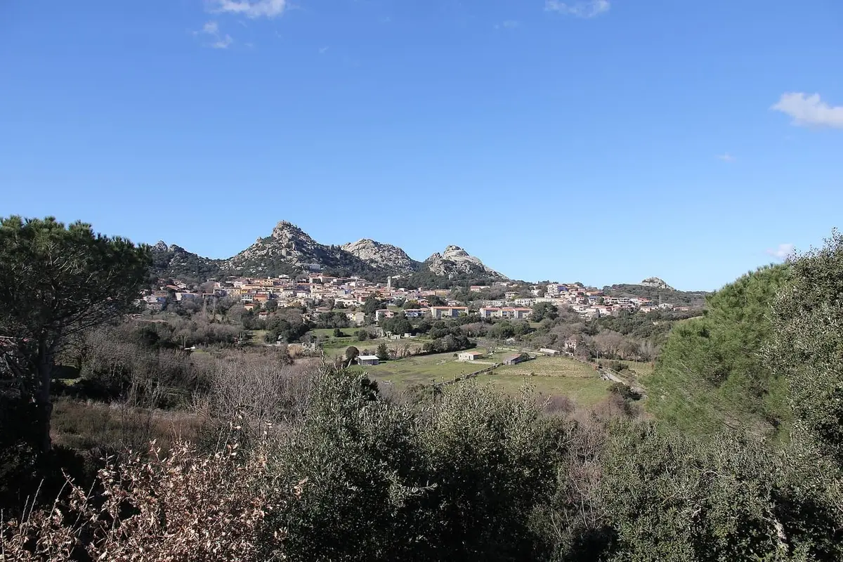 Panorama di Aggius, borgo del granito in Gallura, circondato dalle rocce
