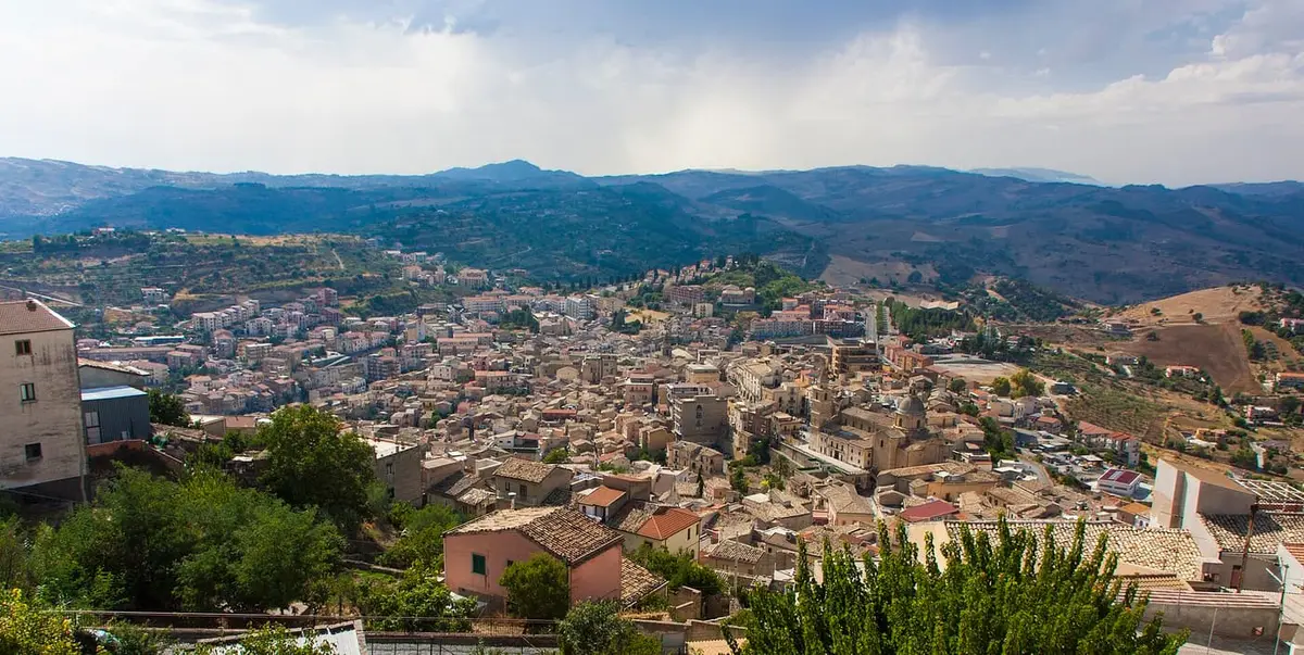 Il panorama di Agira arroccata sul Monte Teia, nell'ennese