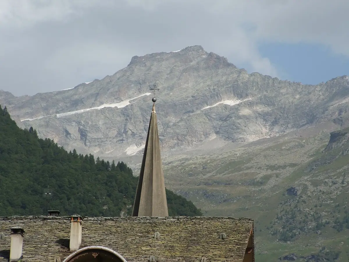 Alagna Valsesia con la parete del Monte Rosa