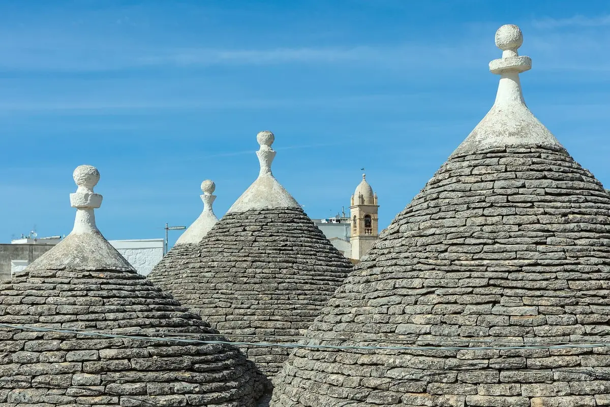 I trulli del Rione Monti di Alberobello con i caratteristici tetti a cono