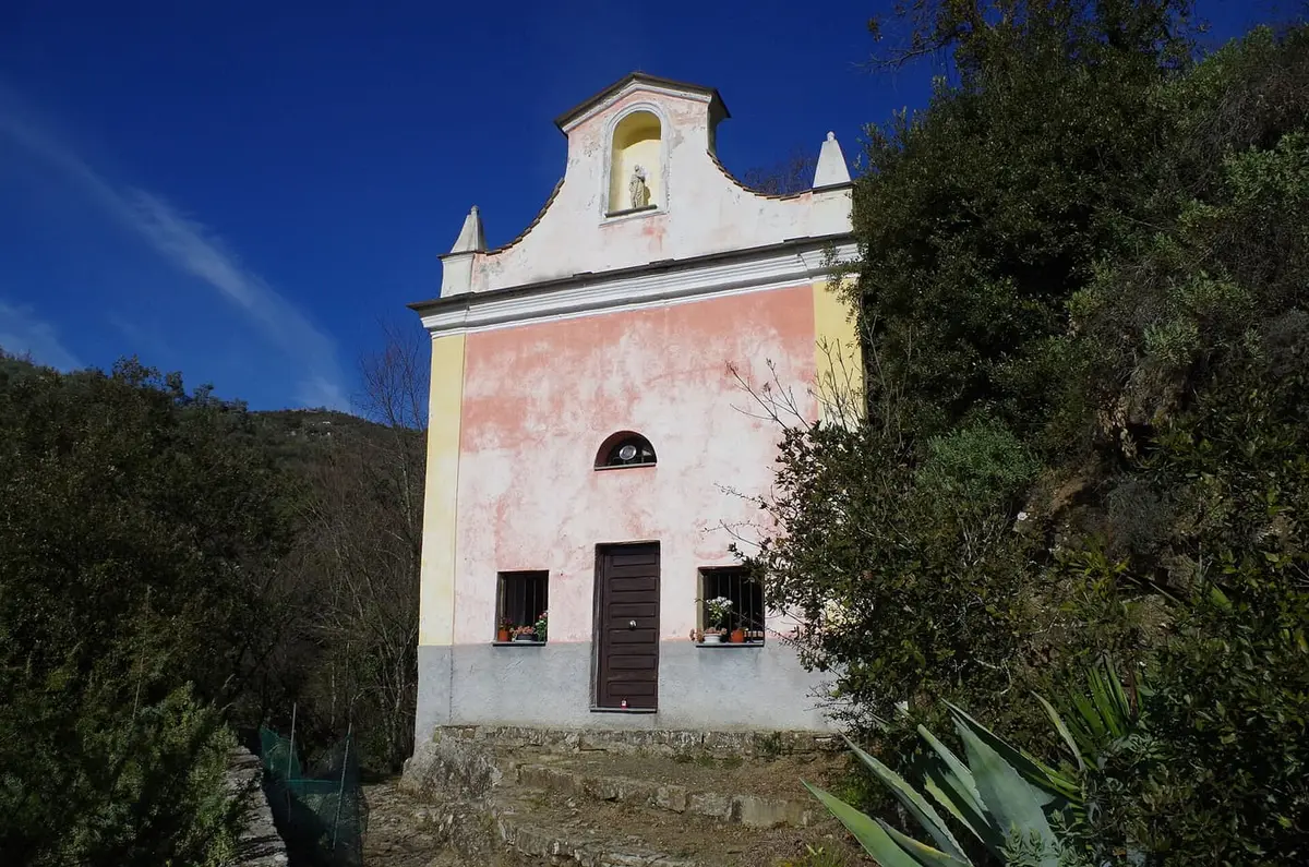 Il borgo di Apricale aggrappato a uno sperone roccioso della Val Nervia