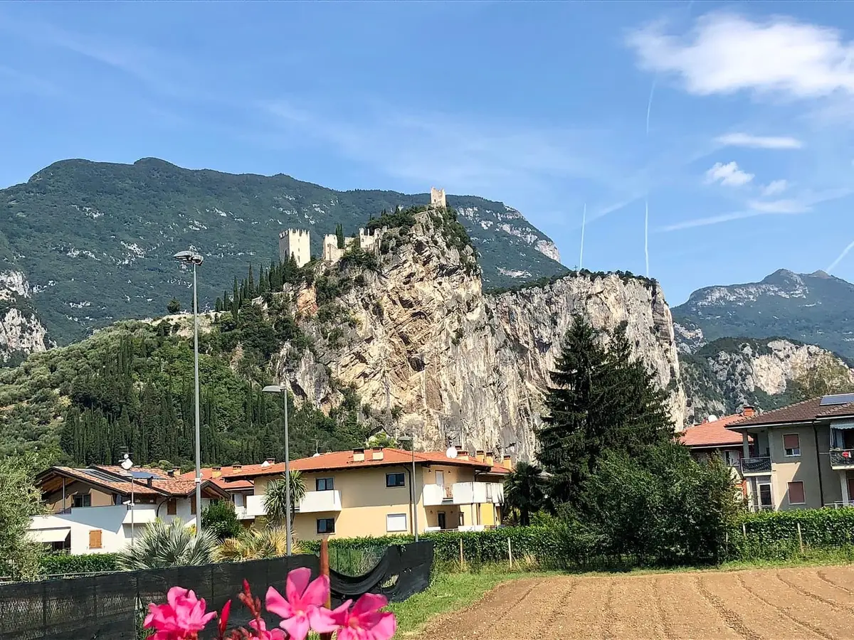 Il borgo di Arco dominato dal castello sulla rupe