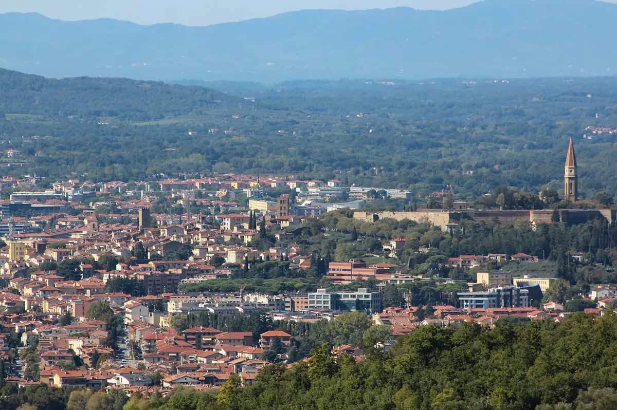 Piazza Grande di Arezzo con le logge del Vasari, città d'arte della Toscana orientale