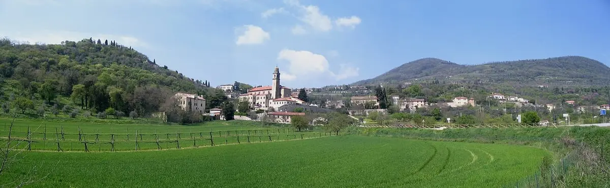 Il borgo medievale di Arquà Petrarca tra i Colli Euganei, dove visse Petrarca