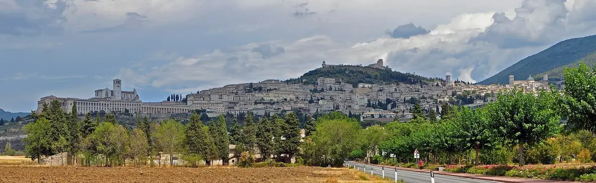 La Basilica di San Francesco e il borgo di Assisi sulle pendici del Monte Subasio