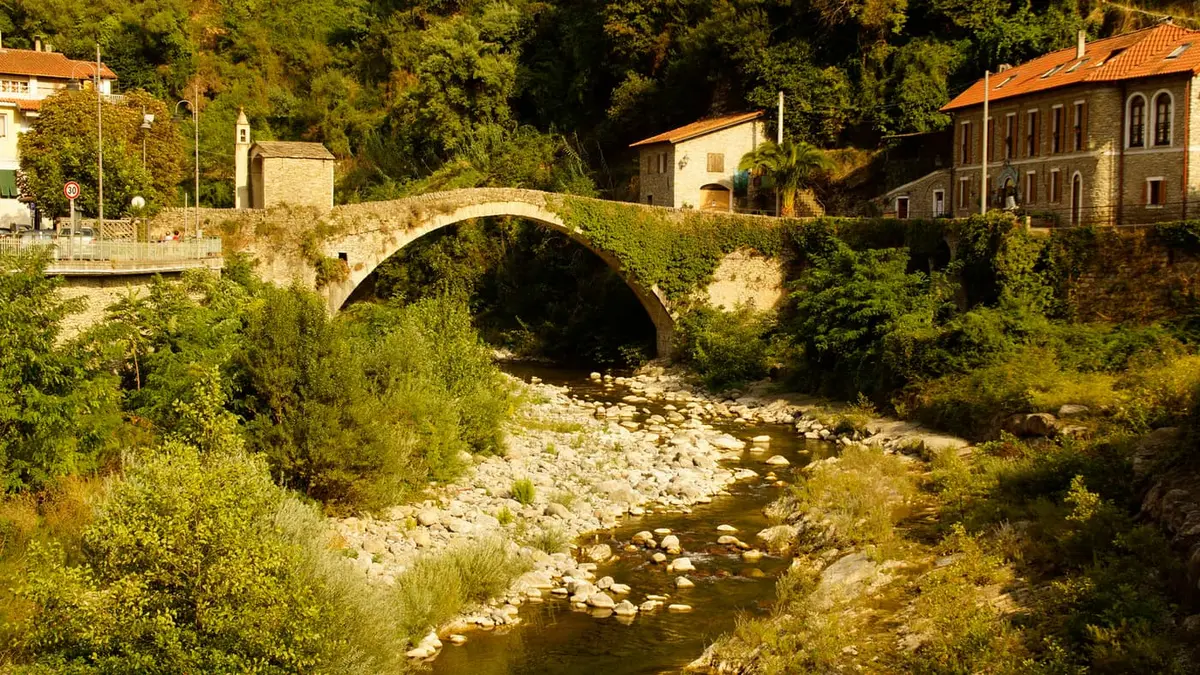 Il ponte in pietra sul torrente Argentina a Badalucco