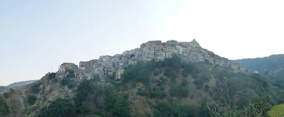 Il borgo di Badolato disteso sulla collina, nell'entroterra ionico