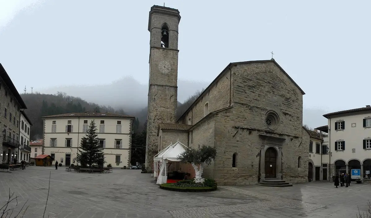 La piazza Ricasoli di Bagno di Romagna con la Basilica di Santa Maria Assunta
