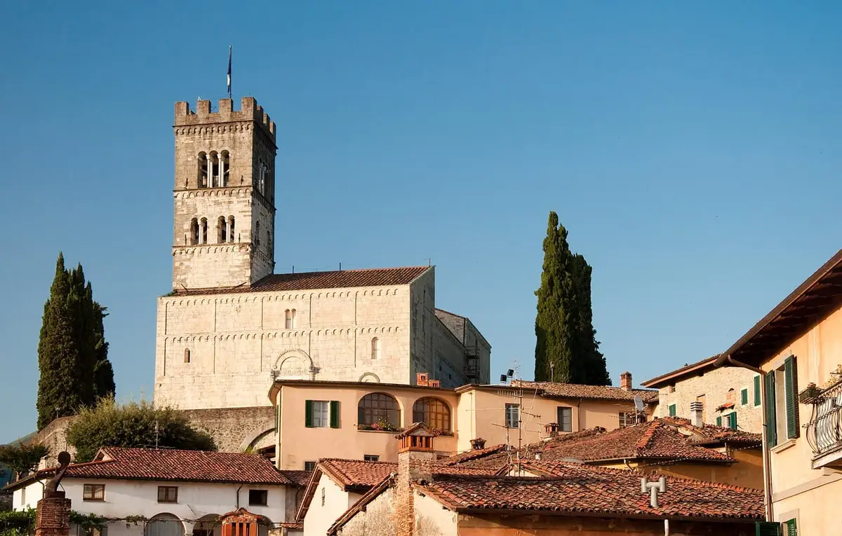 Il Duomo di Barga in cima al borgo, con le Alpi Apuane sullo sfondo