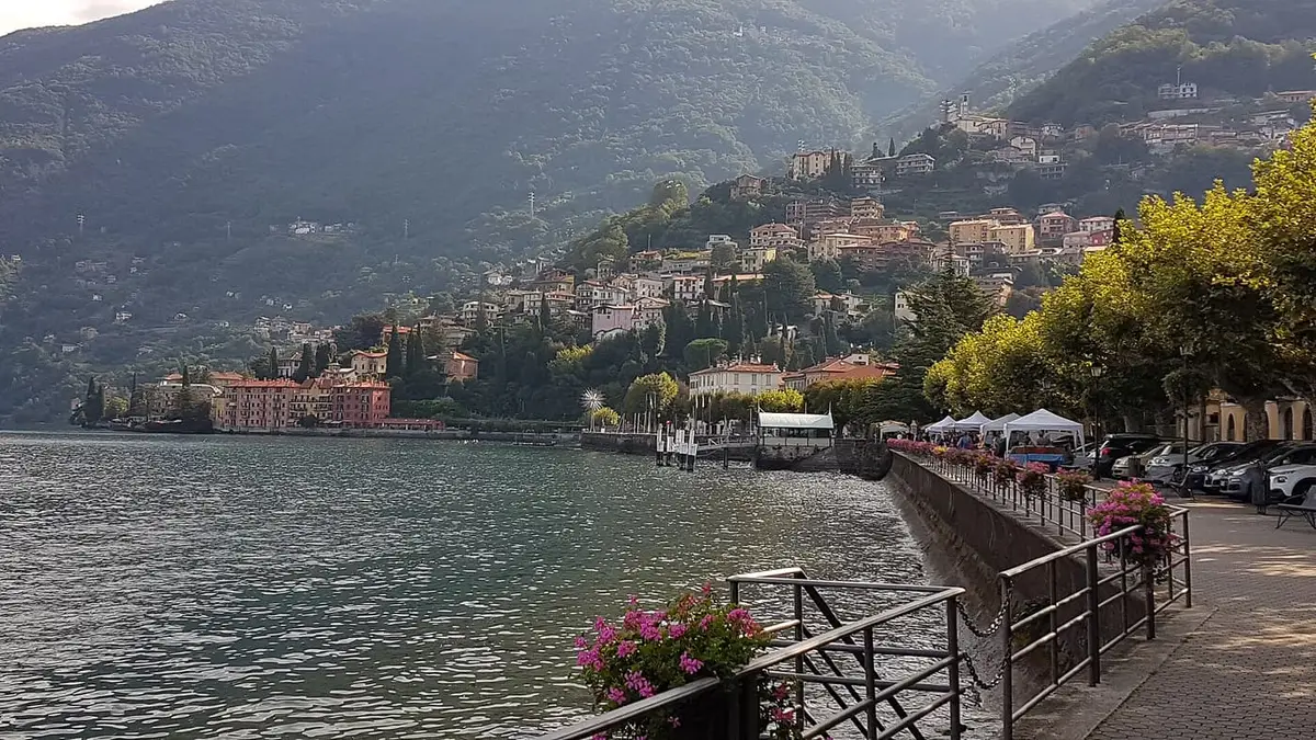 Il lungolago fiorito di Bellano, sul ramo lecchese del Lario