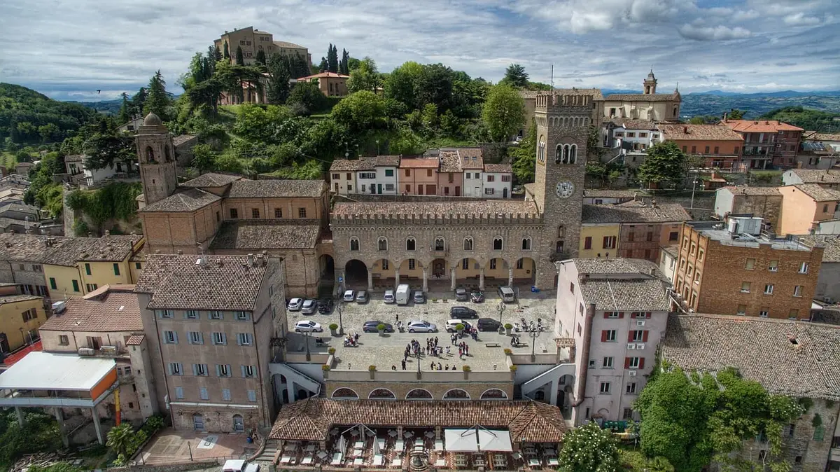 Veduta aerea del borgo di Bertinoro con la piazza e la Rocca sul colle
