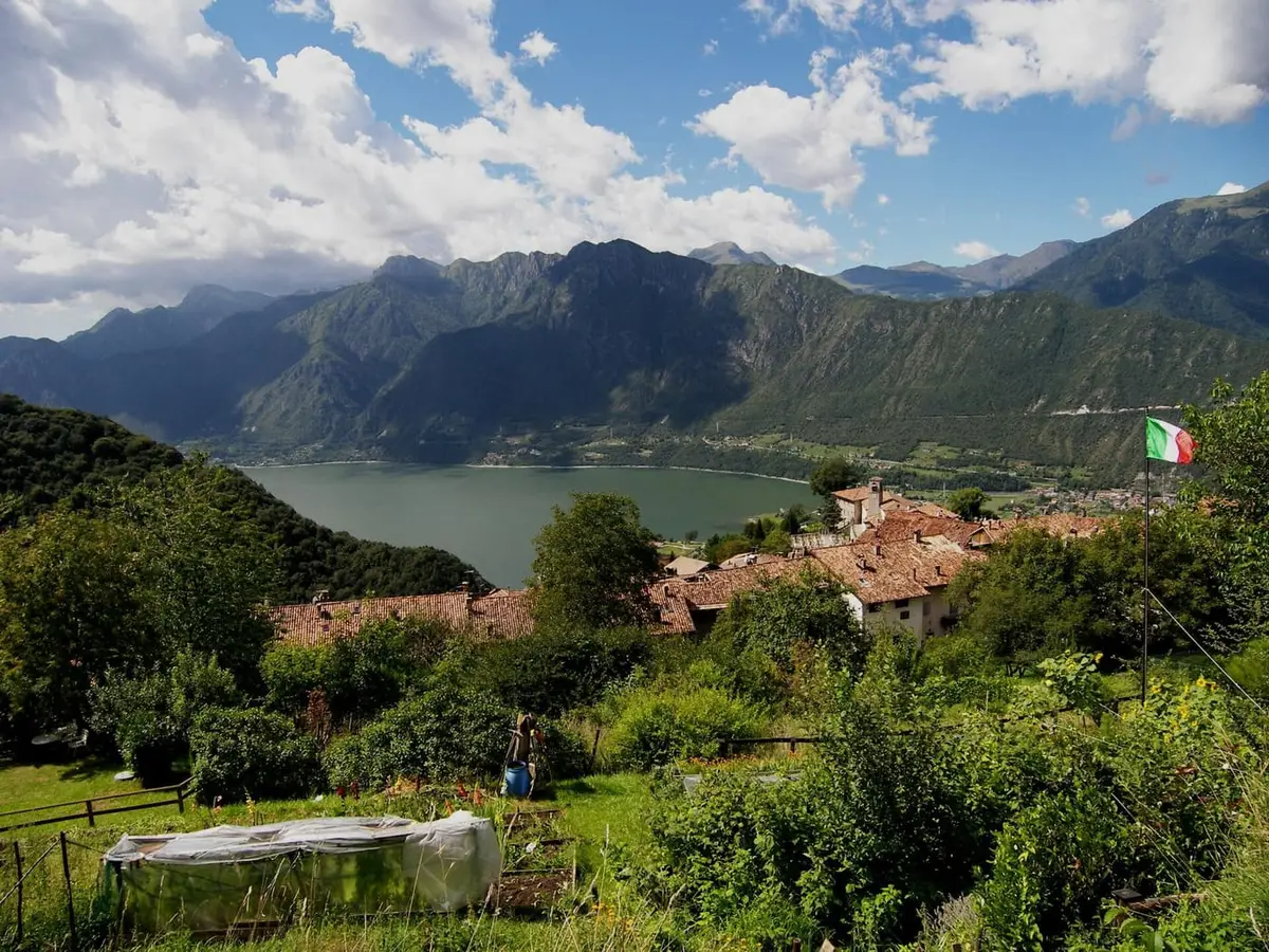 Il borgo di Bondone affacciato sul Lago d'Idro, in Trentino