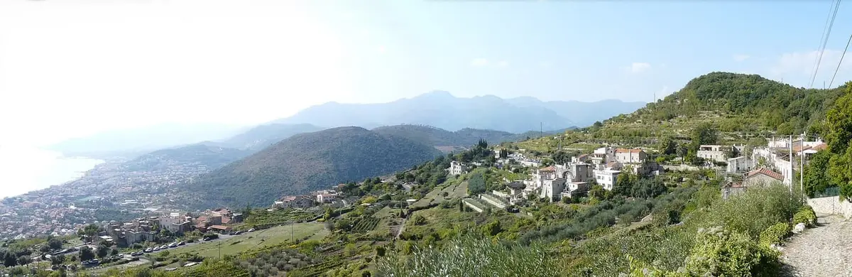 Le borgate in pietra di Verezzi, sopra il mare del Finalese