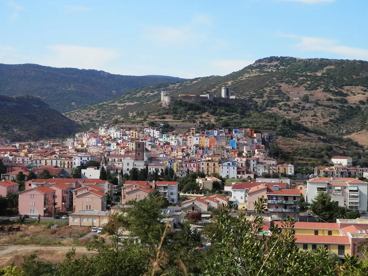 Bosa con le case colorate del quartiere di Sa Costa che salgono al castello, sul fiume Temo