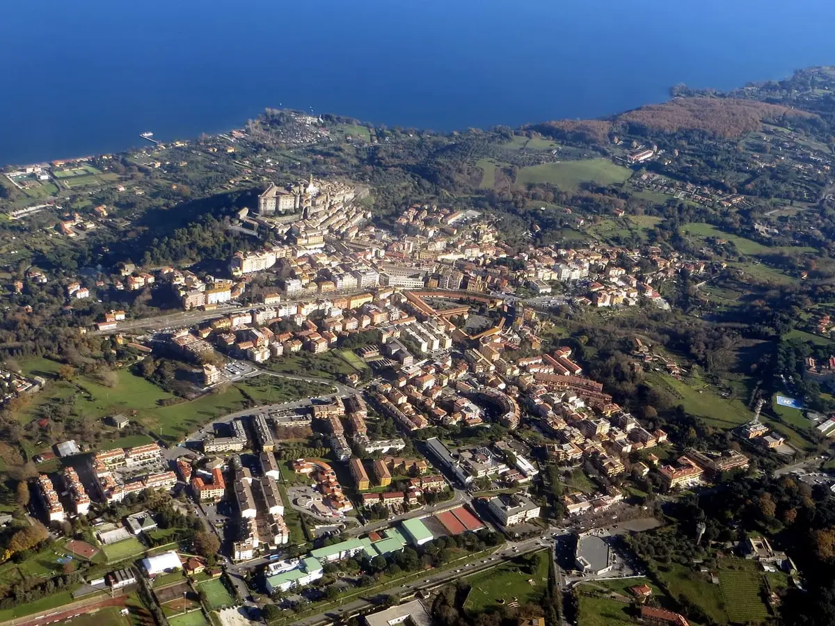 Bracciano con il castello Odescalchi affacciato sul suo lago