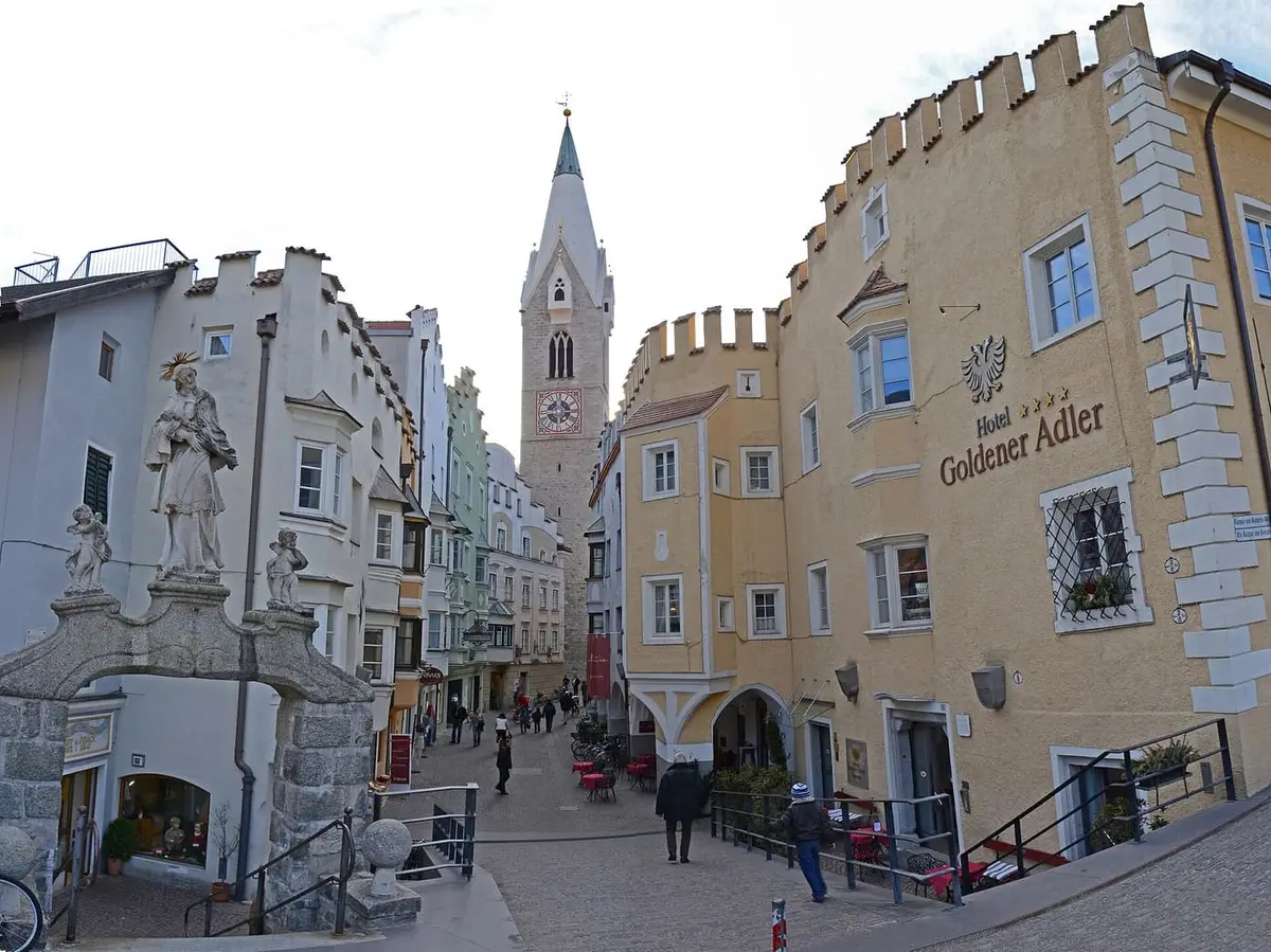 Il centro storico di Bressanone con la Torre Bianca