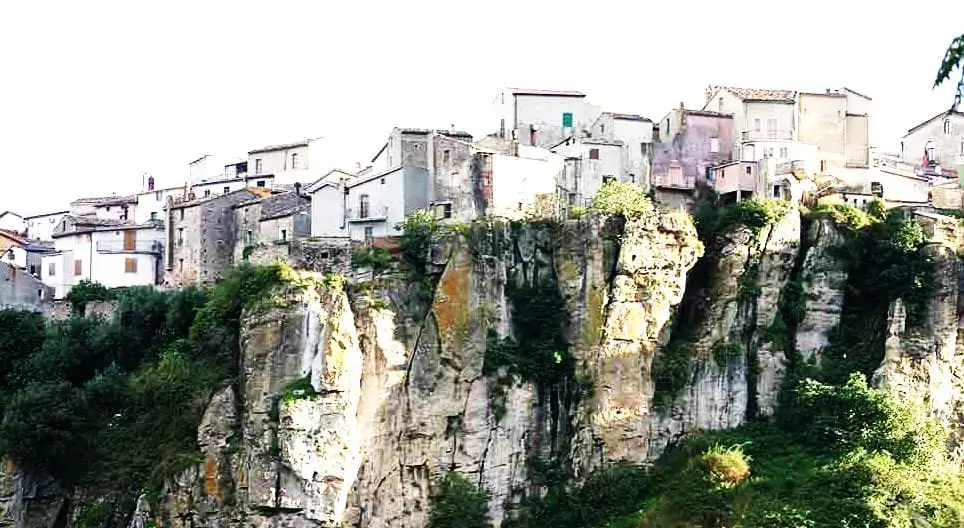 Le case di Caccuri arroccate sullo sperone di roccia