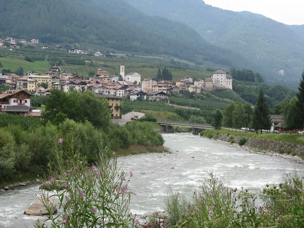 Il borgo di Caldes con il castello, in Val di Sole lungo il fiume Noce