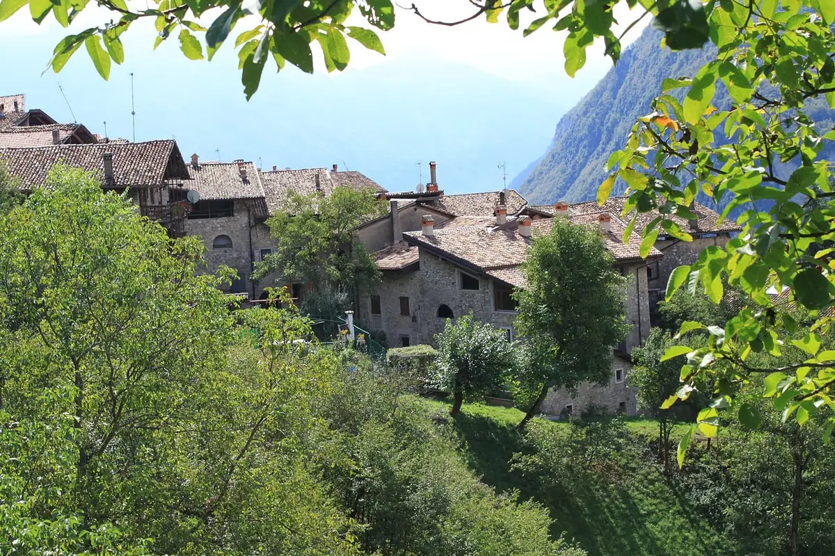 Vista sul borgo medievale di Canale di Tenno, sopra il lago di Tenno
