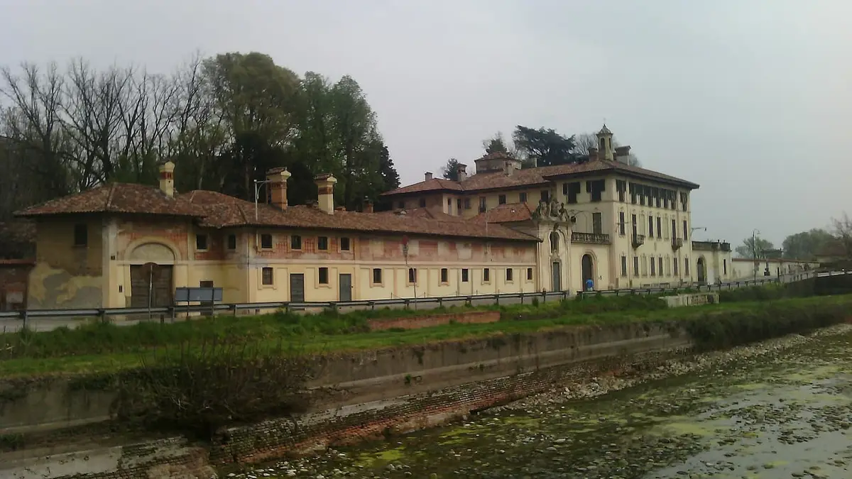 Villa Visconti lungo il Naviglio Grande a Cassinetta di Lugagnano