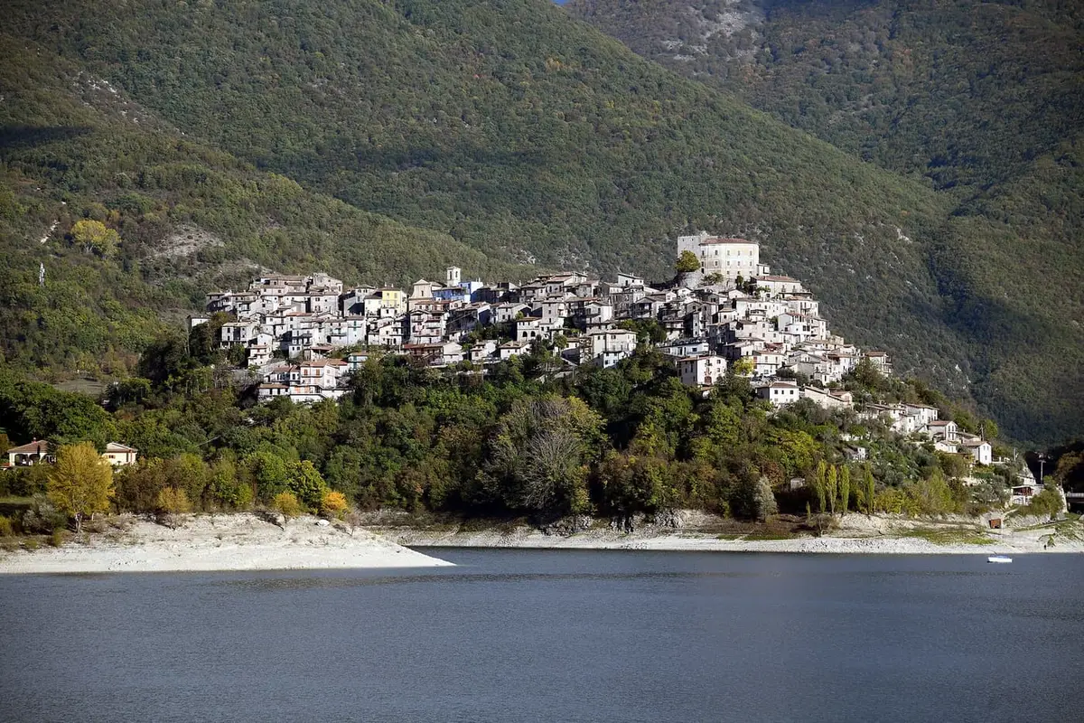 Il borgo di Castel di Tora affacciato sul Lago del Turano