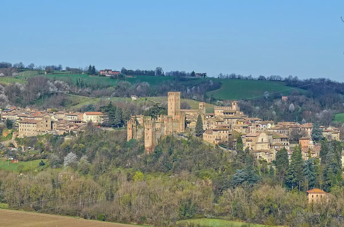 La piazza monumentale e la Rocca Viscontea di Castell'Arquato sulla Val d'Arda