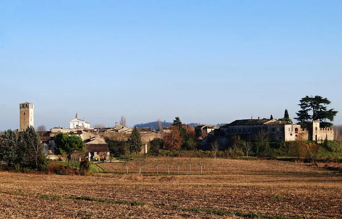 Castellaro Lagusello, borgo fortificato sul laghetto a forma di cuore
