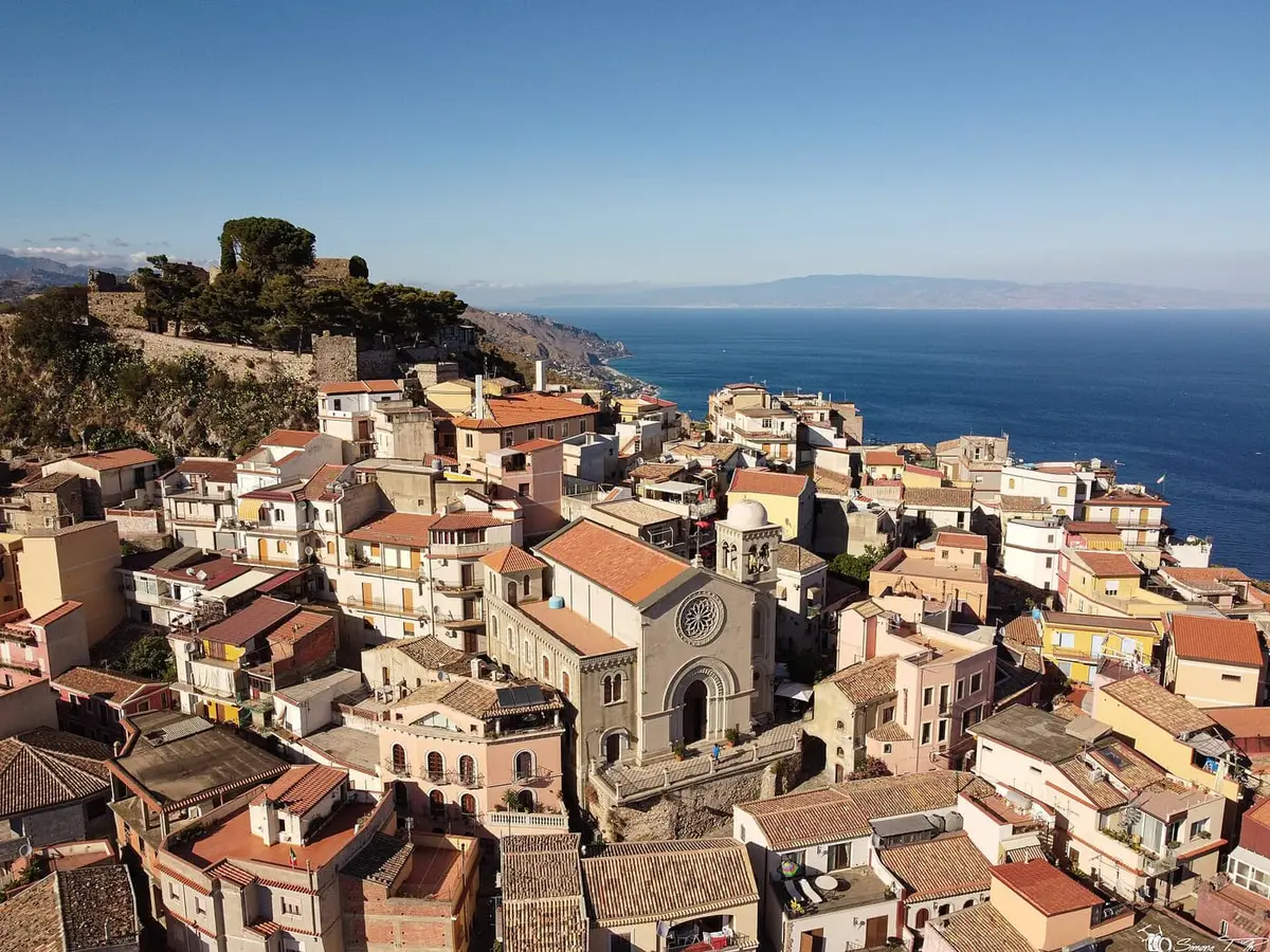 La chiesa madre e la piazza di Castelmola, borgo affacciato su Taormina