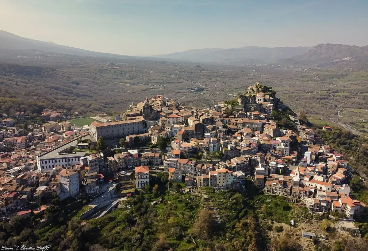 Castiglione di Sicilia, borgo sulle pendici dell'Etna sopra la valle dell'Alcantara