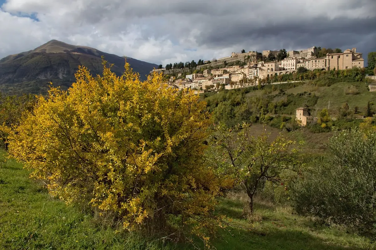 Civitella del Tronto con la sua imponente fortezza borbonica