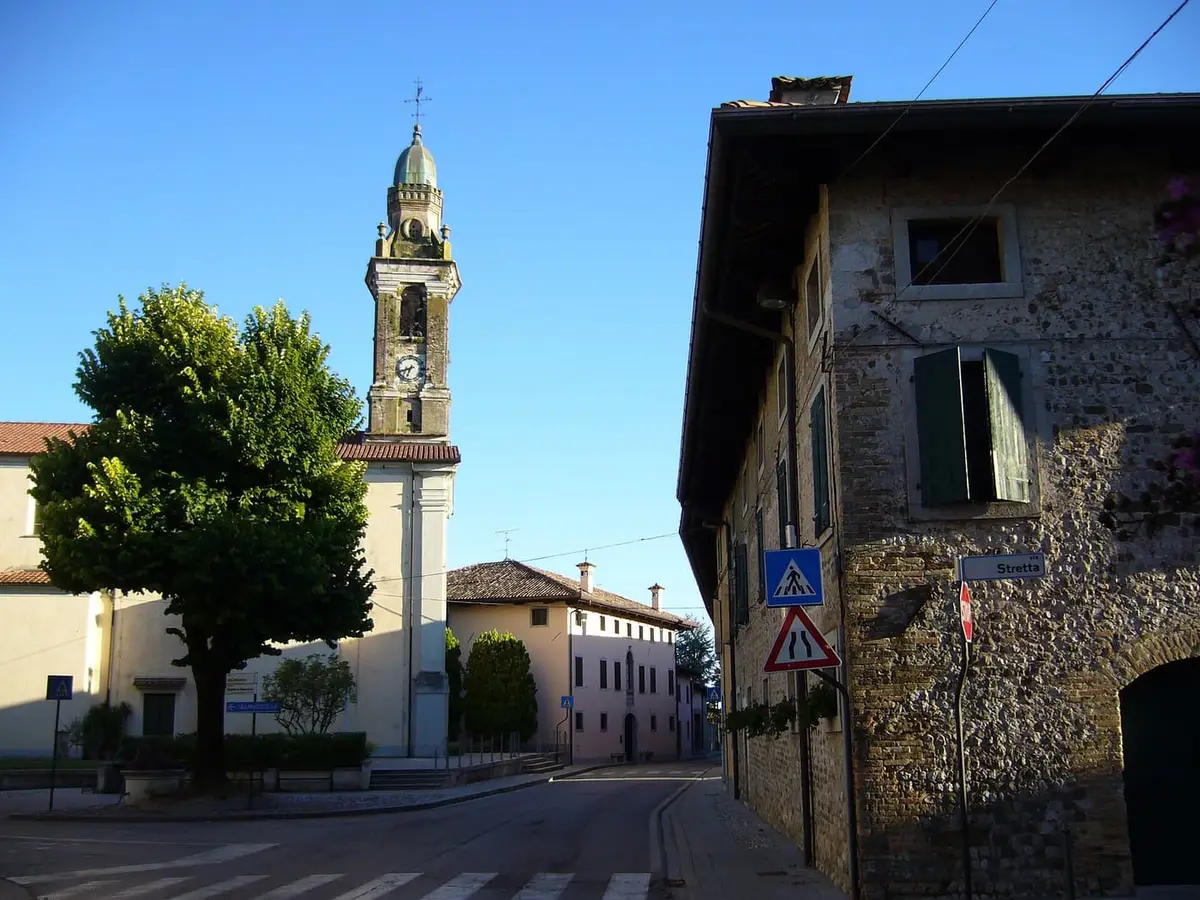 Clauiano, borgo rurale di case padronali nella pianura friulana
