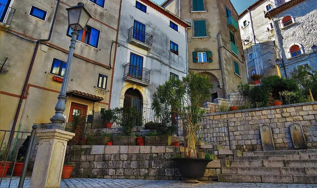 Case e scalinate del centro storico di Cusano Mutri