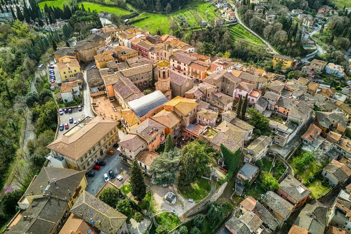 Il borgo di Deruta, capitale della ceramica, affacciato sulla valle del Tevere