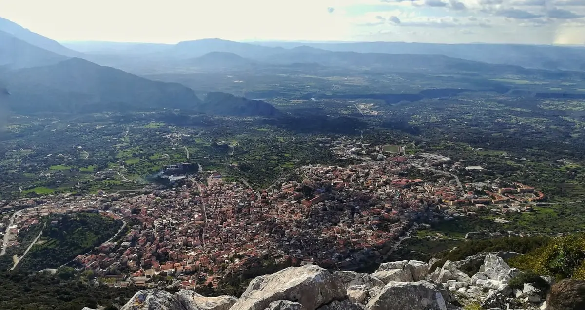 Dorgali vista dal Monte Bardia, tra le montagne del Nuorese