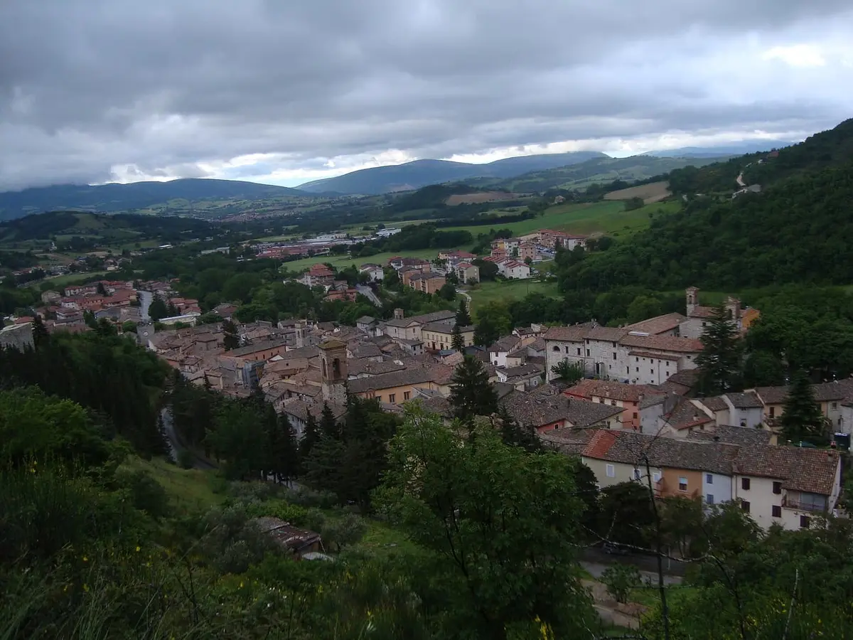 Il borgo di Esanatoglia ai piedi del monte, presso le sorgenti dell'Esino