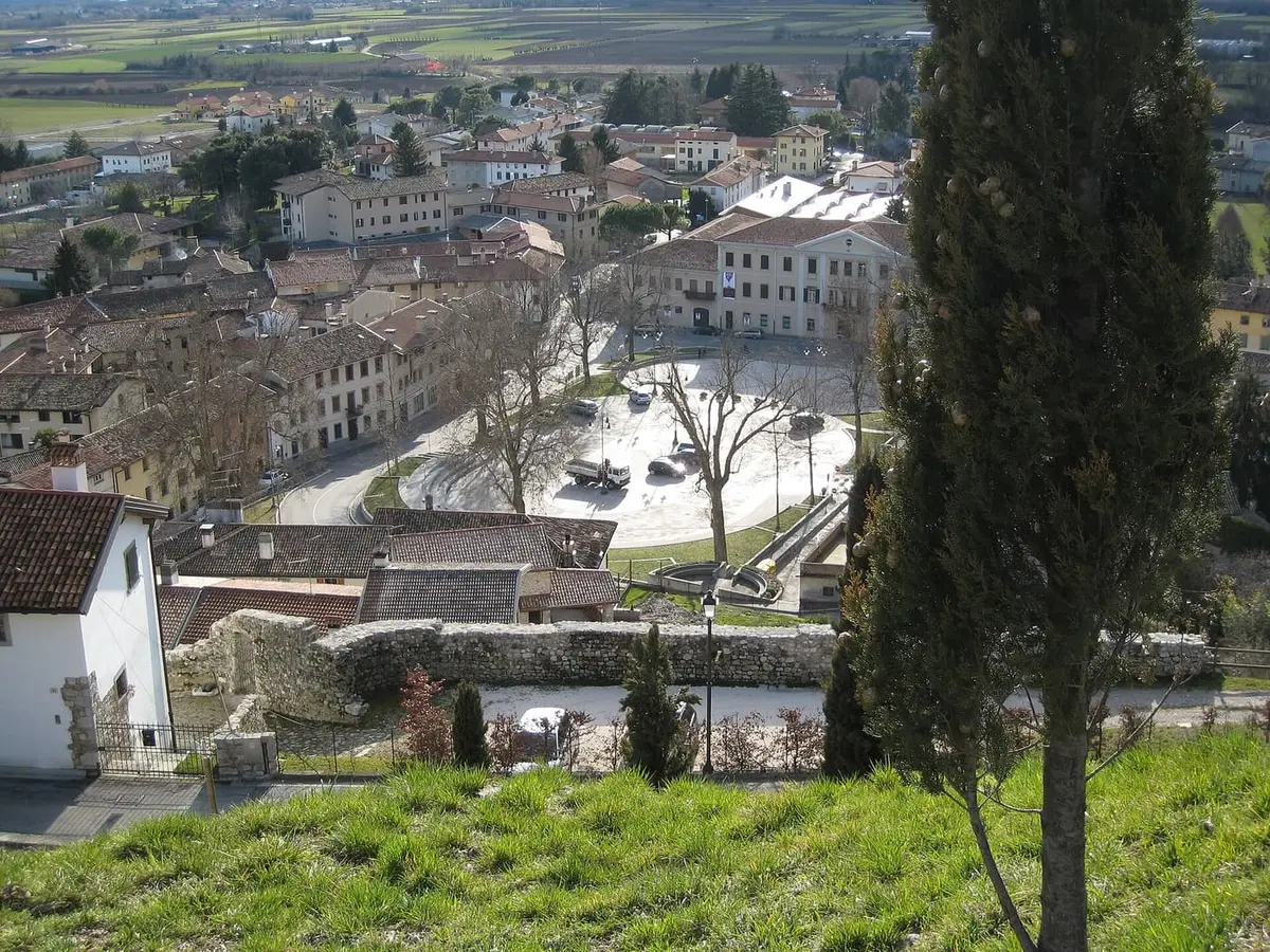 Fagagna, borgo collinare del Friuli con il colle del castello