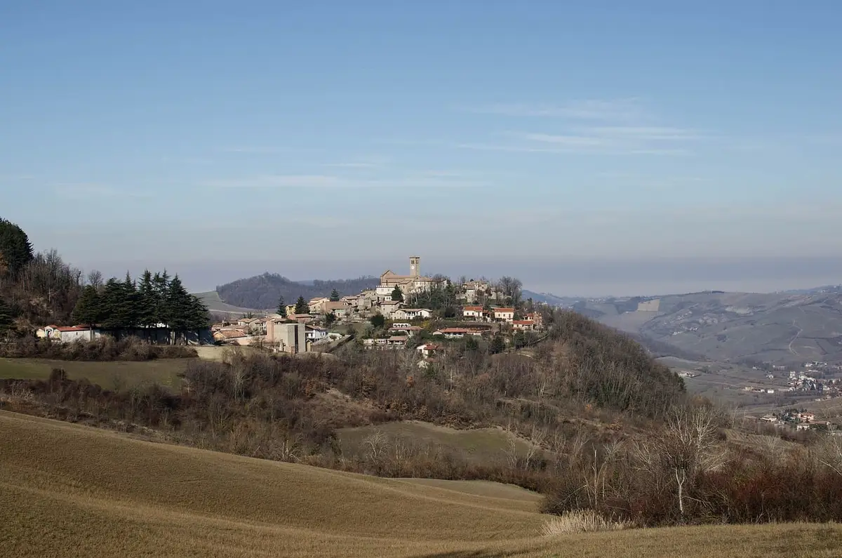 Fortunago, borgo fiorito dell'Oltrepò Pavese
