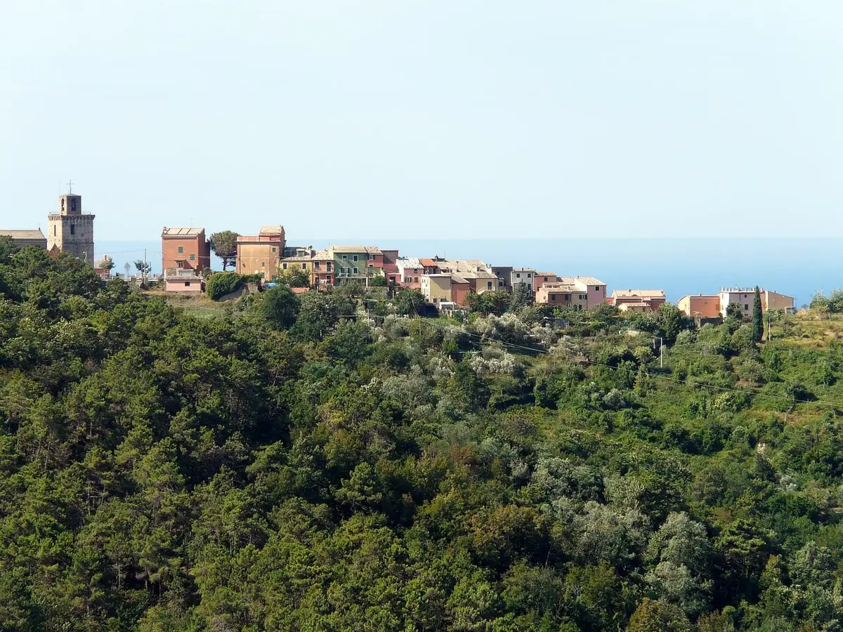 Il borgo di Framura affacciato sul mare del Levante ligure